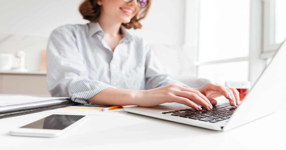 Mujer feliz utilizando un ERP